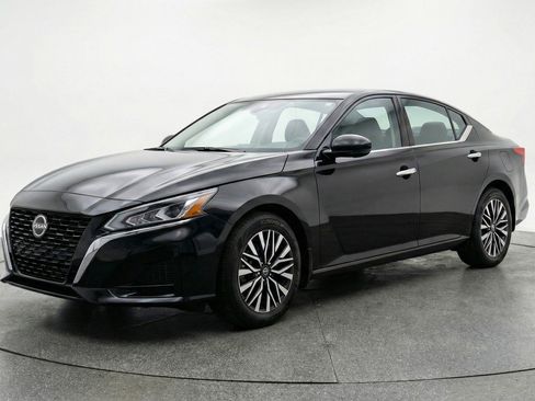Used 2025 Nissan Altima 2.5 SV image 3