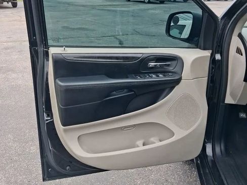 Used 2018 Dodge Grand Caravan SE w/ UConnect Hands-Free Group FWD image 11