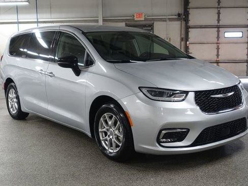 Used 2024 Chrysler Pacifica Touring-L FWD image 1