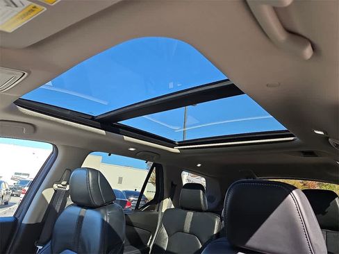 Certified 2025 Honda Pilot Touring image 12