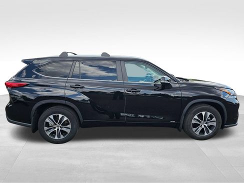 Used 2023 Toyota Highlander XLE AWD/4WD image 14