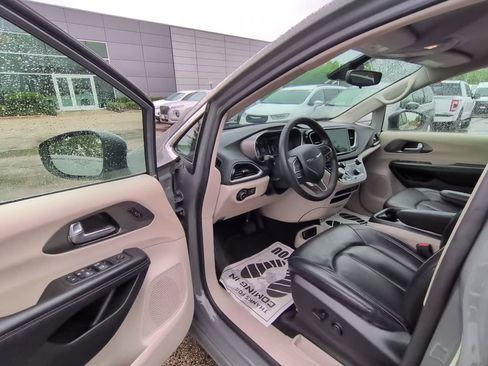 Used 2023 Chrysler Pacifica Touring-L FWD image 25