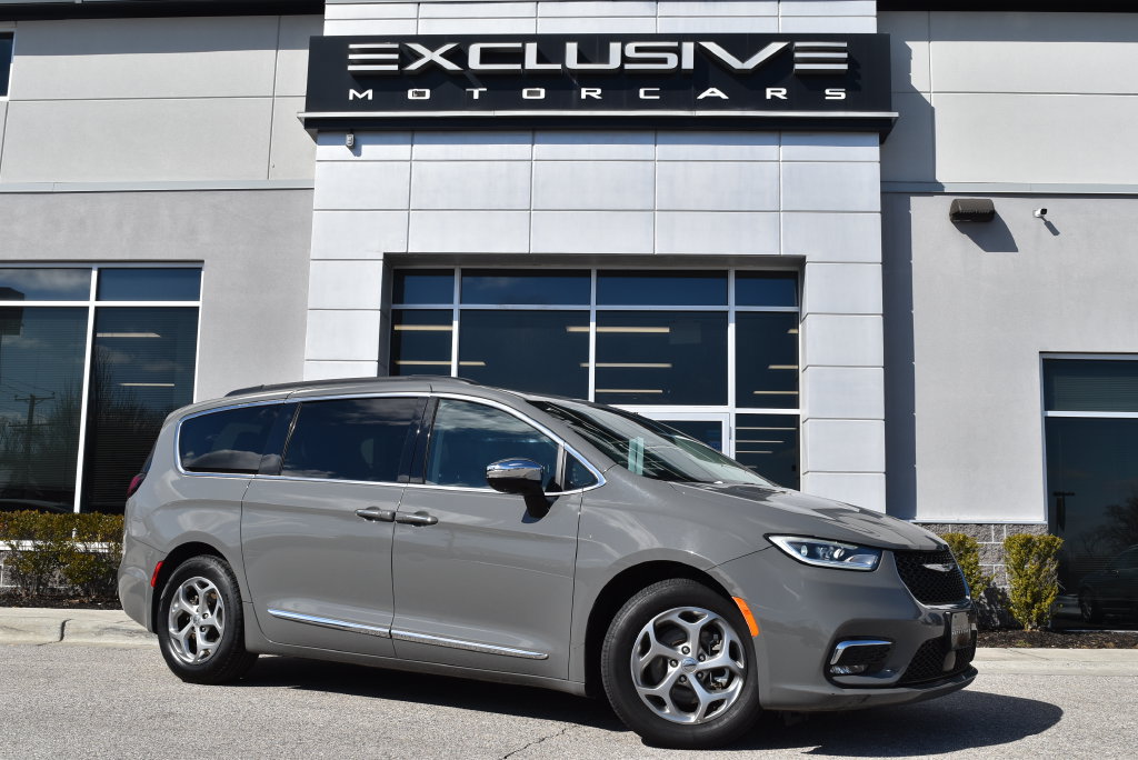 Used 2023 Chrysler Pacifica Limited FWD image 1