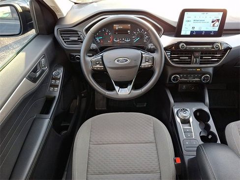 Used 2022 Ford Escape SE w/ SE Sport Appearance Package image 12