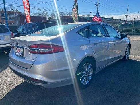 Used 2017 Ford Fusion SE w/ Fusion SE Technology Package image 12