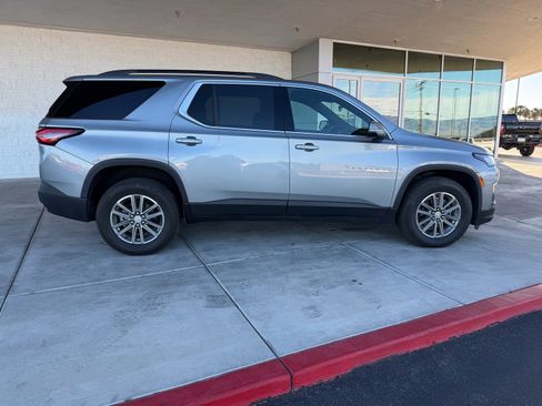 Used 2023 Chevrolet Traverse LT image 2