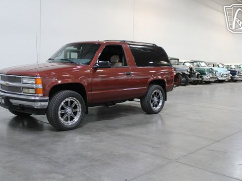 Used 1998 Chevrolet Tahoe 4WD 2-Door w/ Preferred Equipment Group 2 image 3