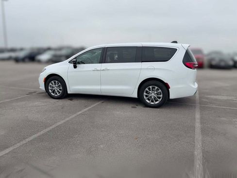 New 2026 Chrysler Pacifica Select image 7