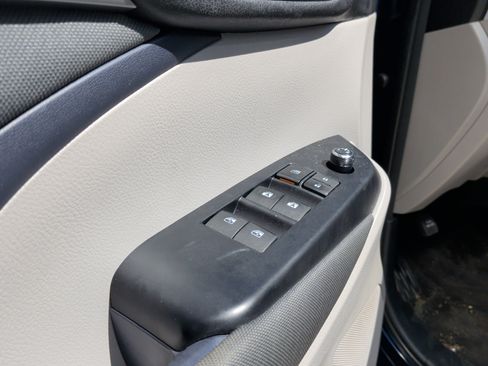 Used 2015 Toyota Highlander LE FWD image 15
