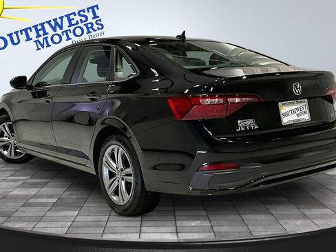 Used 2024 Volkswagen Jetta SE image 4