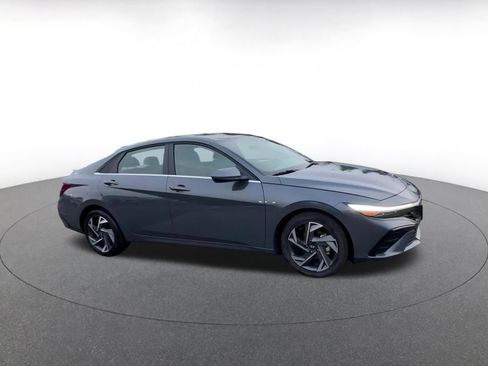 Used 2025 Hyundai Elantra SEL image 2