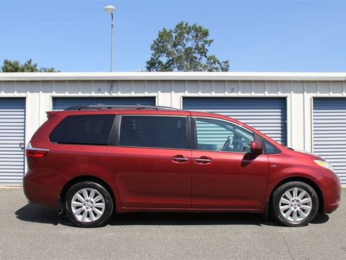 Used 2017 Toyota Sienna XLE Premium AWD/4WD image 8