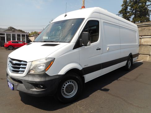 Used 2014 Freightliner Sprinter 2500 RWD image 4