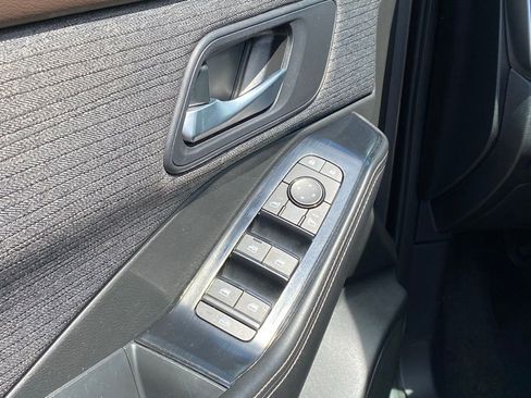 Used 2023 Nissan Rogue SV FWD image 11