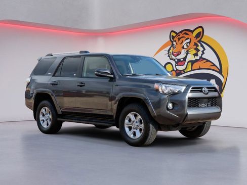 Used 2020 Toyota 4Runner SR5 Premium image 2