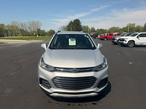 Used 2019 Chevrolet Trax LT w/ LT Convenience Package FWD image 3