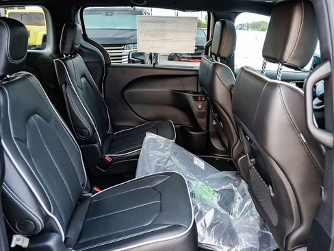 New 2026 Chrysler Pacifica Select FWD image 20