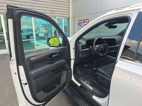 Used 2025 Chevrolet Tahoe High Country AWD/4WD image 9