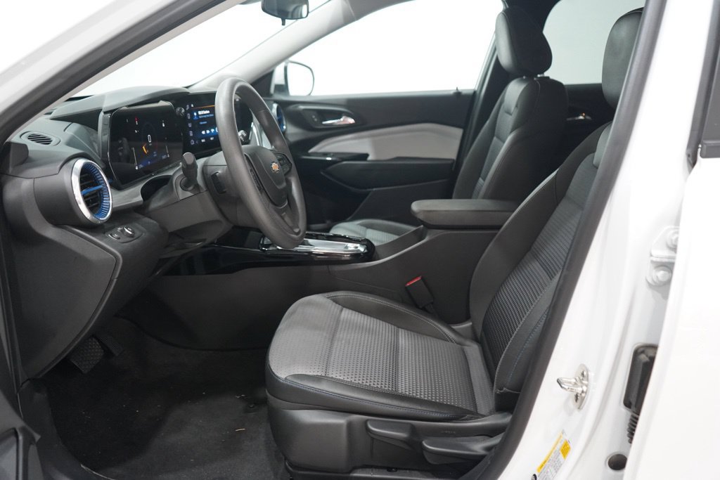 Used 2025 Chevrolet Trax LT FWD image 11