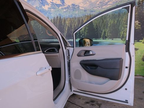 Used 2023 Chrysler Pacifica Touring-L FWD image 31