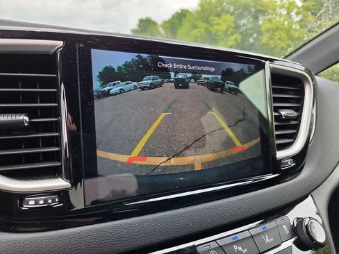 Used 2025 Chrysler Pacifica Select FWD image 18
