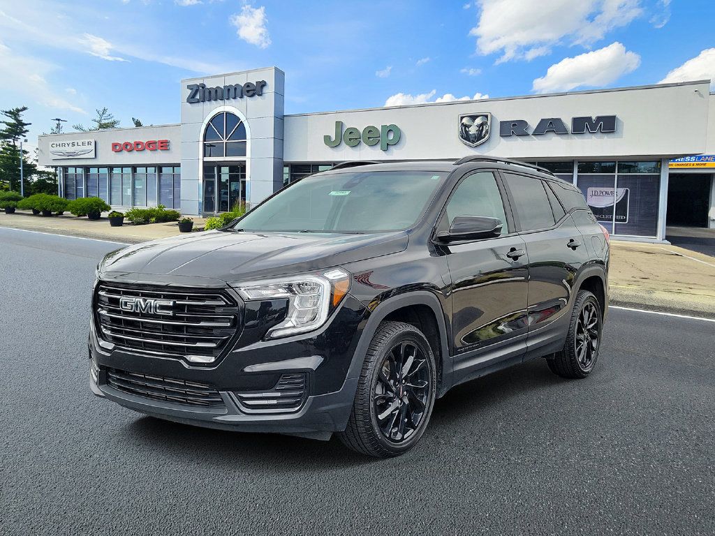 Used 2024 GMC Terrain SLE w/ Driver Convenience Package AWD/4WD image 2