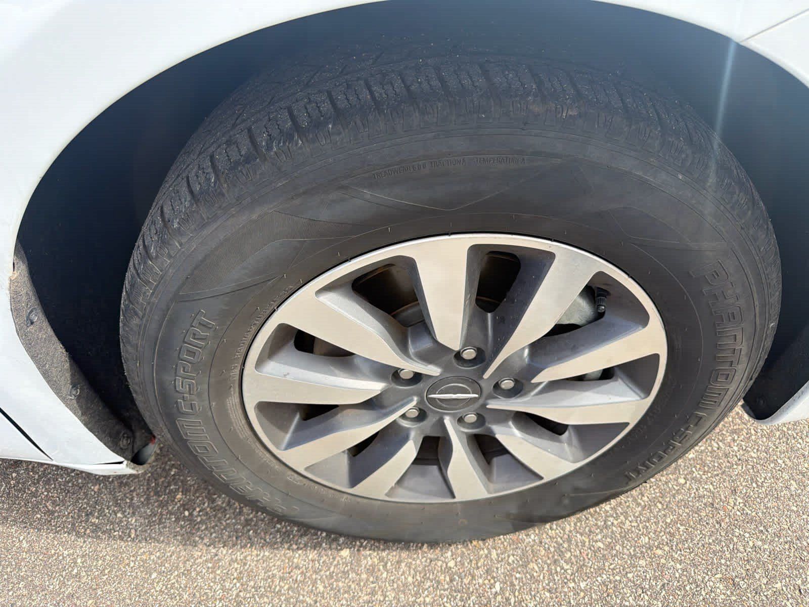 Used 2024 Chrysler Pacifica Limited FWD image 5