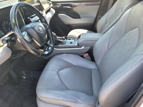 Used 2021 Toyota Highlander Platinum AWD/4WD image 17