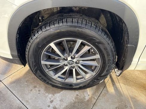 Used 2018 Toyota Highlander XLE image 11