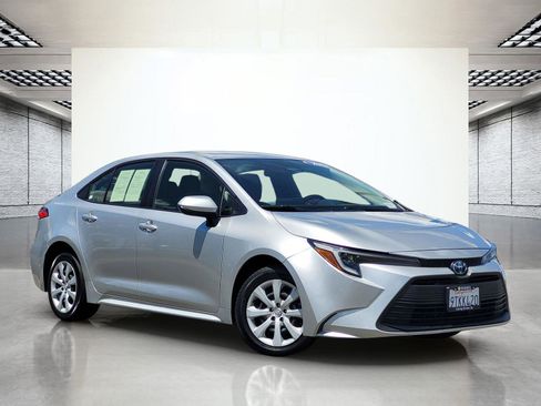 Used 2025 Toyota Corolla LE FWD image 2