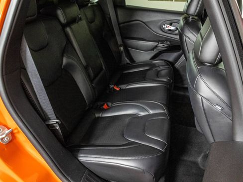 Used 2021 Jeep Cherokee Latitude Plus AWD/4WD image 38