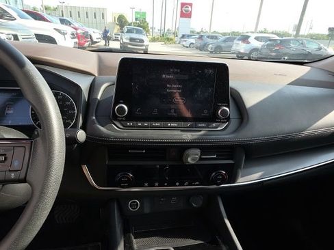 Used 2023 Nissan Rogue SV FWD image 16
