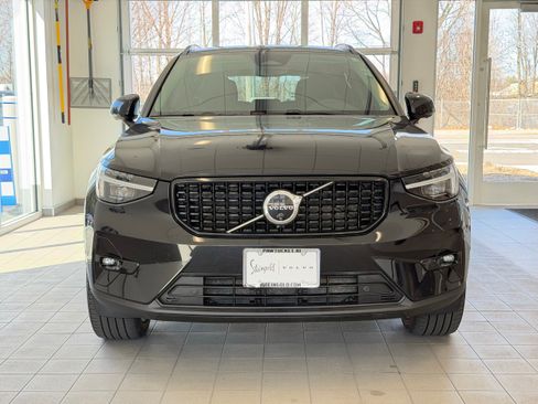 Certified 2025 Volvo XC40 B5 Plus AWD/4WD image 3