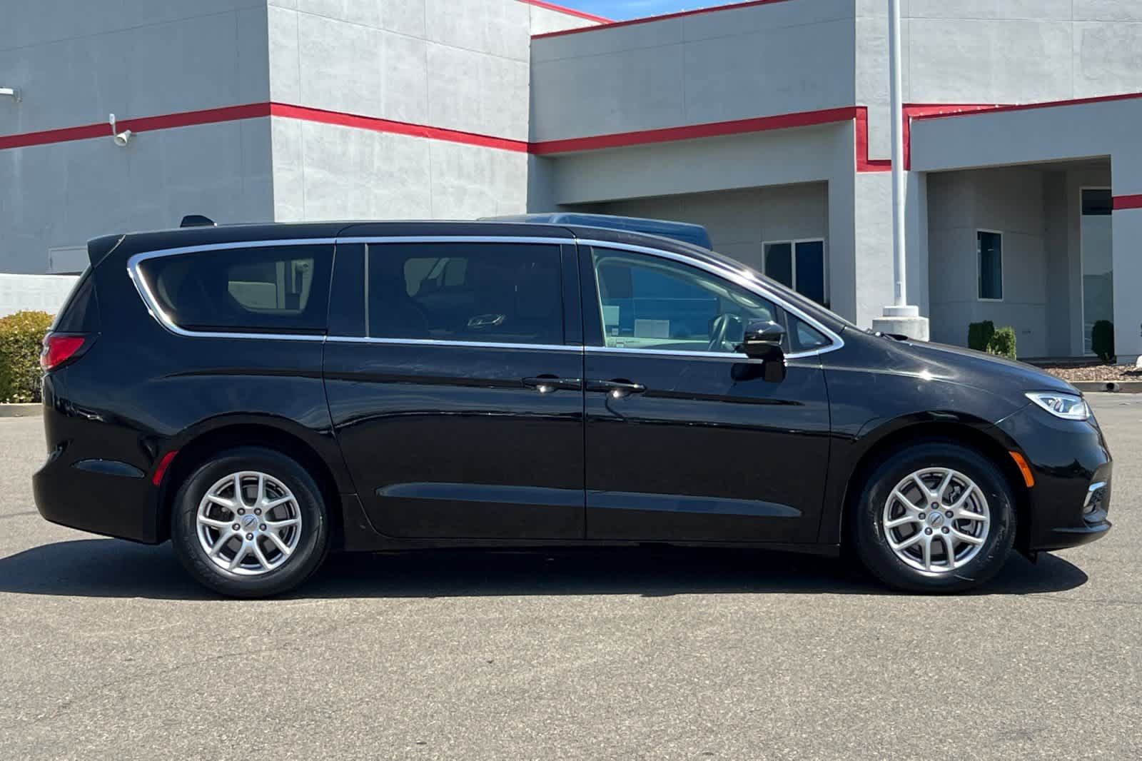 Used 2024 Chrysler Pacifica Touring-L FWD image 6
