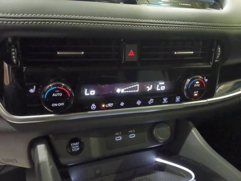 Used 2024 Nissan Rogue SL AWD/4WD image 18