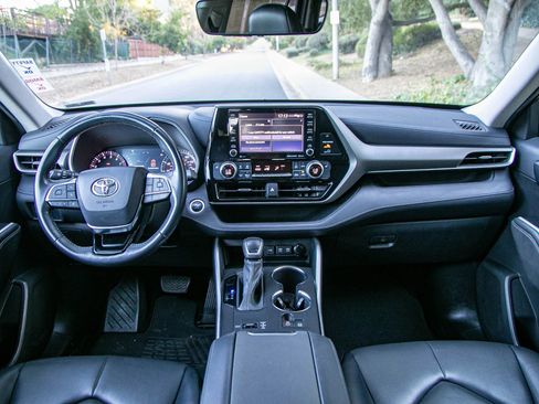 Used 2021 Toyota Highlander XLE image 22
