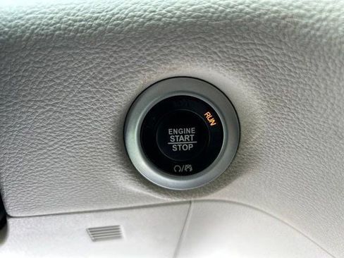 Used 2024 Chrysler Pacifica Limited FWD image 19