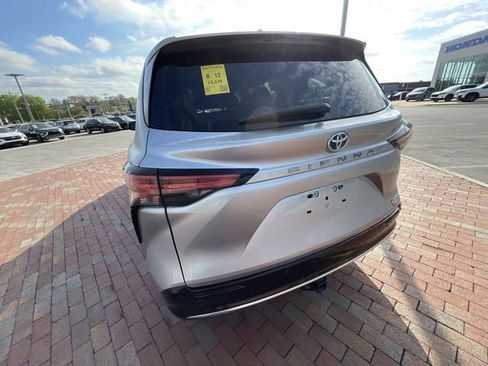 Used 2021 Toyota Sienna Limited image 15