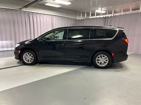 Used 2024 Chrysler Pacifica Touring-L image 4