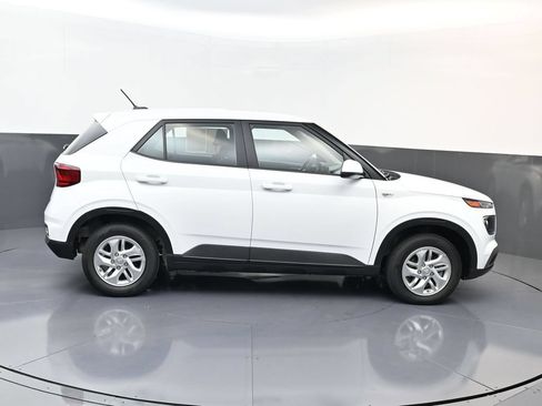 Certified 2026 Hyundai Venue SE FWD image 3