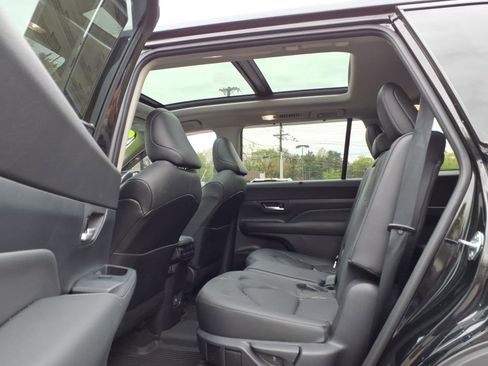 Used 2024 Toyota Grand Highlander AWD Hybrid image 17