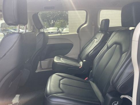 Used 2024 Chrysler Pacifica Touring-L FWD image 13