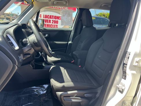 Used 2019 Jeep Renegade Latitude w/ UConnect 8.4 Nav Group FWD image 12