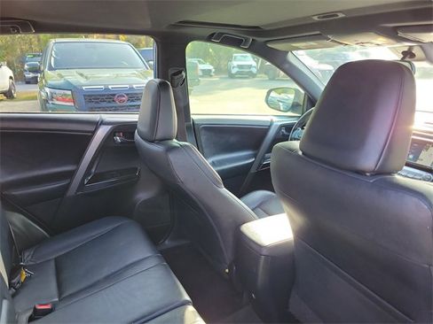 Used 2017 Toyota RAV4 SE image 31