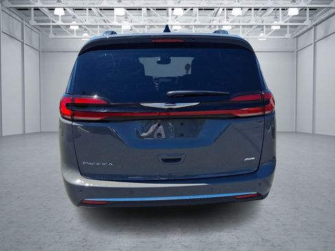 Used 2025 Chrysler Pacifica Pinnacle AWD/4WD image 8