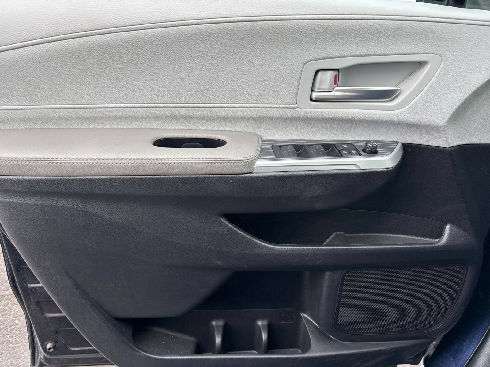 Used 2025 Toyota Sienna XLE FWD image 18