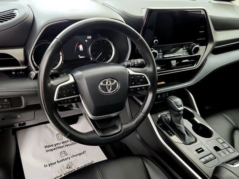 Used 2024 Toyota Highlander XLE AWD/4WD image 12
