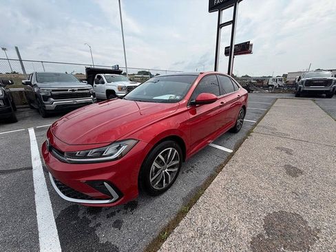 Used 2025 Volkswagen Jetta SE FWD image 8