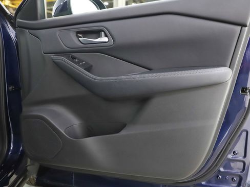 Used 2025 Nissan Rogue SV AWD/4WD image 11