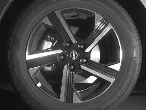 Used 2025 Nissan Sentra SV FWD image 9
